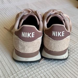 Nike Internationalist Sneakers